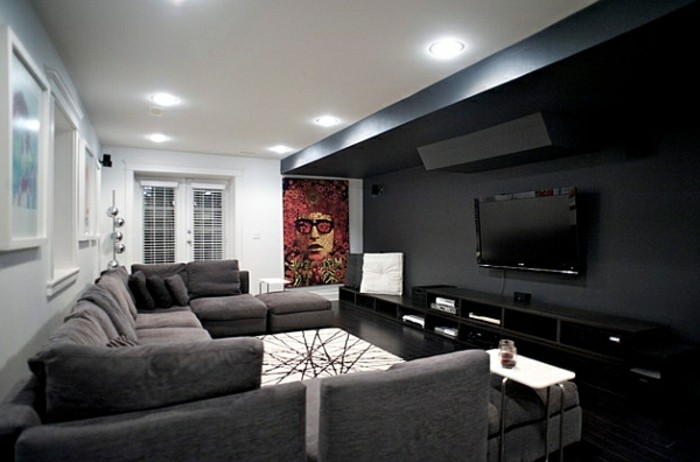 salon-gris-et-noir-intérieur-minimliste-noir-et-blanc-sofas-et-tv-mural