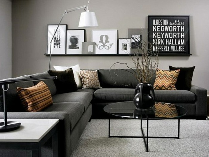 salon-gris-et-noir-étagère-noire-table-de-salon-sofas-gris