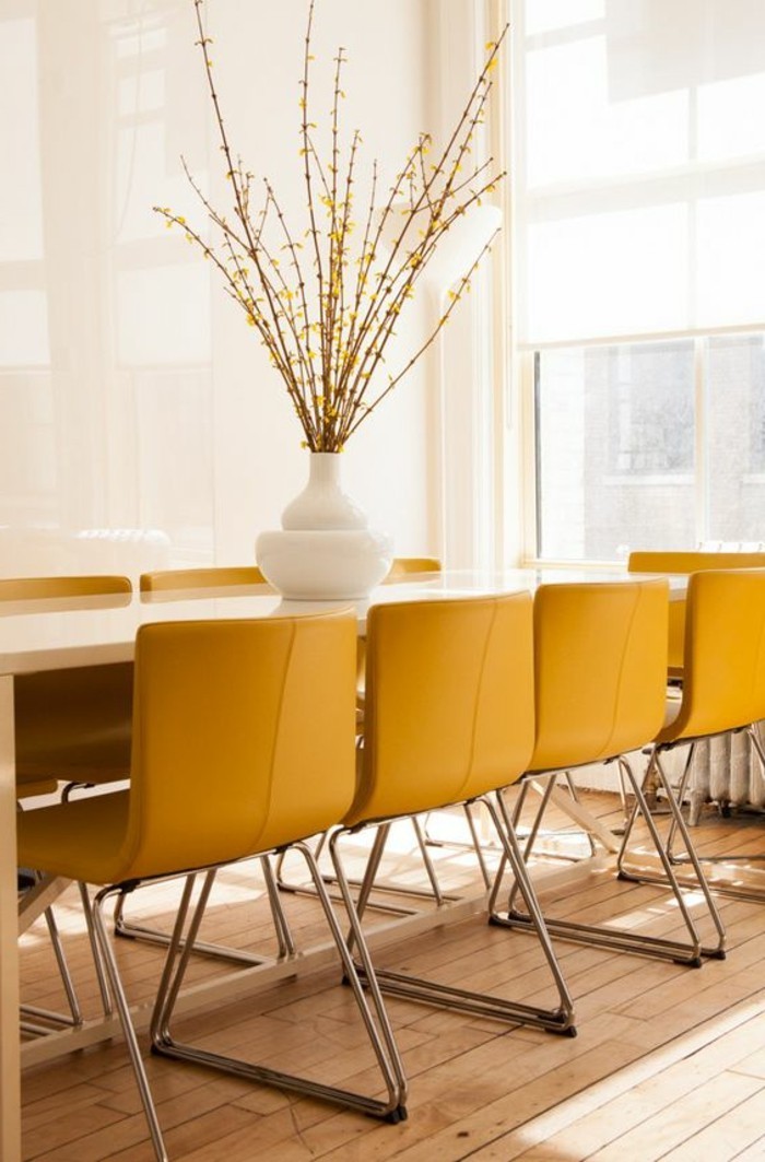 salon-jaune-et-gris-chaises-moutarde-autour-de-table-en-bois
