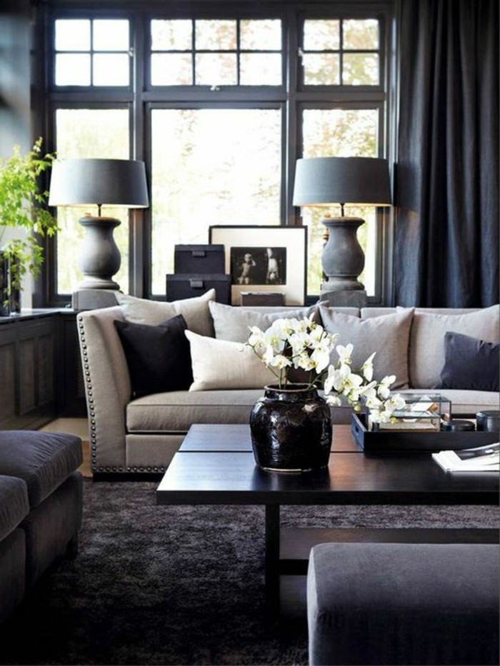 salon-moderne-gris-tapis-moelleux-sofas-gris-grande-fenêtre