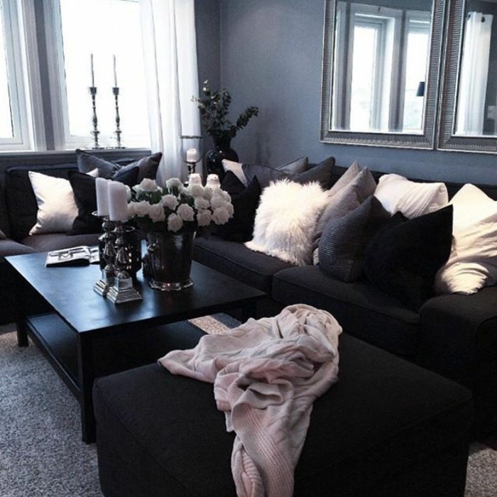 salon-noir-et-gris-sofa-noir-tapis-gris-coussins-déco-noirs-et-blancs