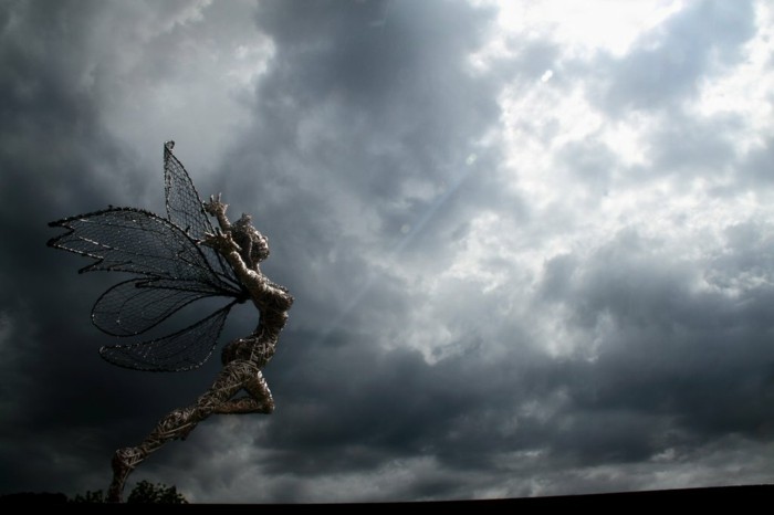 sculpture-en-fil-de-fer-nuages-tempete-paysage-mystique-ailes-deployees