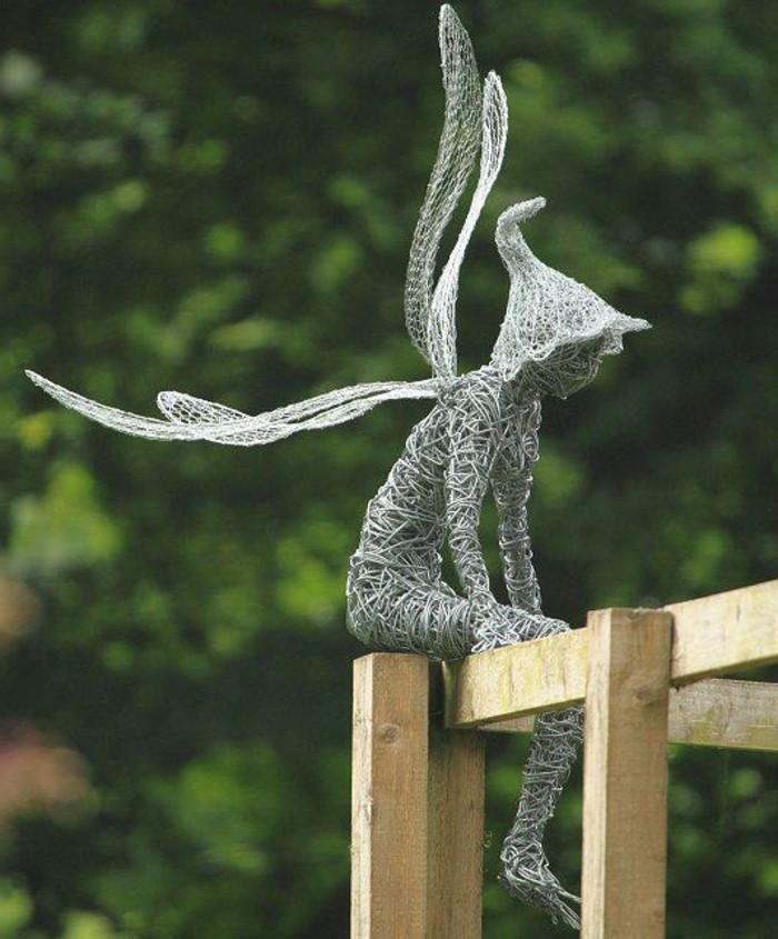 sculpture-en-fil-de-fer-un-garcon-qui-reflechis-en-plein-air