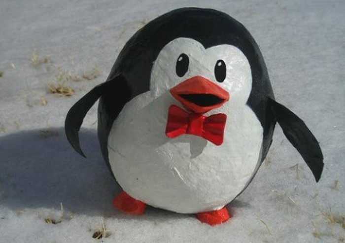 sculpture-papier-maché-petit-penguin-decoration-chambre-enfant-a-faire-soi-meme-resized
