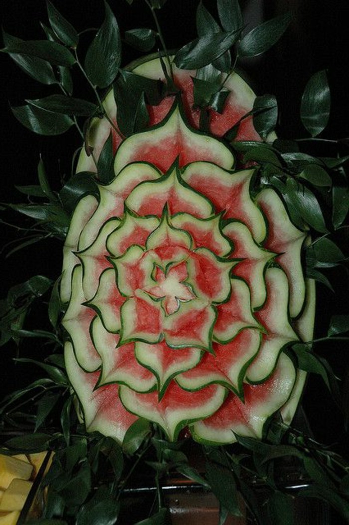 sculpture-pasteque-joli-travail-sur-fruits-et-légumes