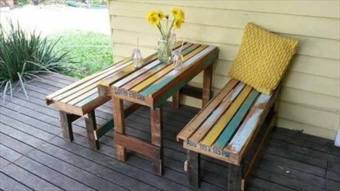 table-basse-en-palette-et-banc-en-palette-style-simple-sur-la-veranda-d-une-maison-deco-fleurs