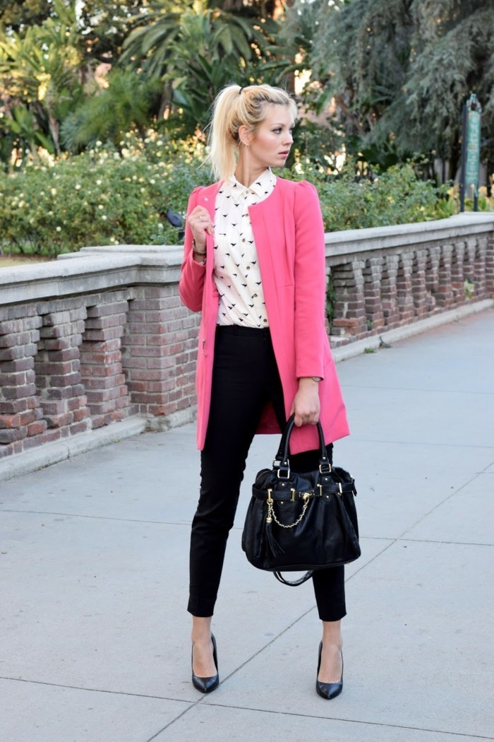 tenue-commerciale-femme-casual-style-pantalon-noir-chemise-blanche-manteau-rose