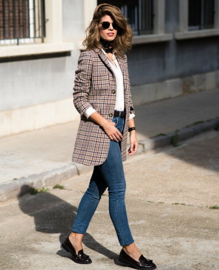 tenue-commerciale-femme-vision-casual-avec-une-paire-de-jeans-et-veste-carré