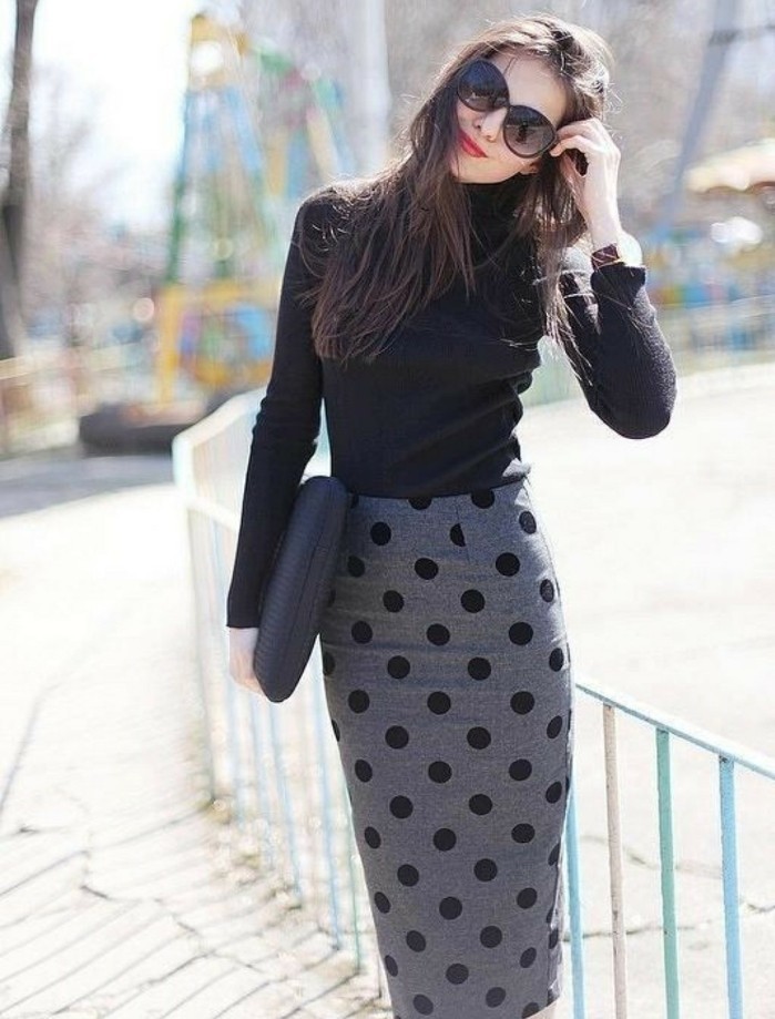 tenue-commerciale-femme-vision-casual-élégante-en-noir-et-gris-lunettes-de-soleil