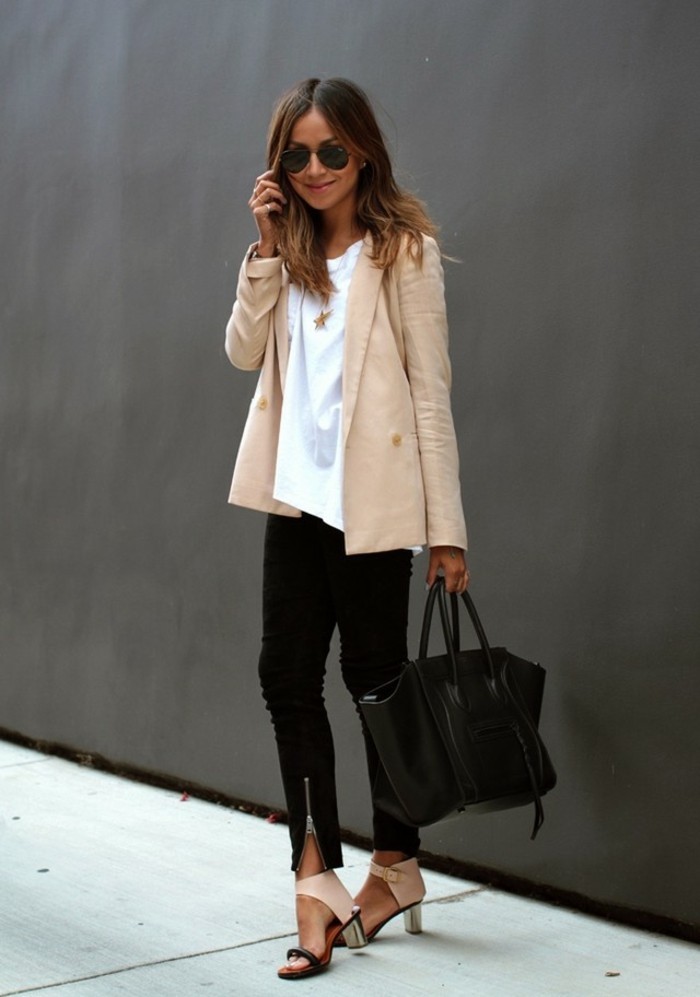 tenue-commerciale-femme-vision-moderne-avec-sandales-originales-et-veste-en-beige