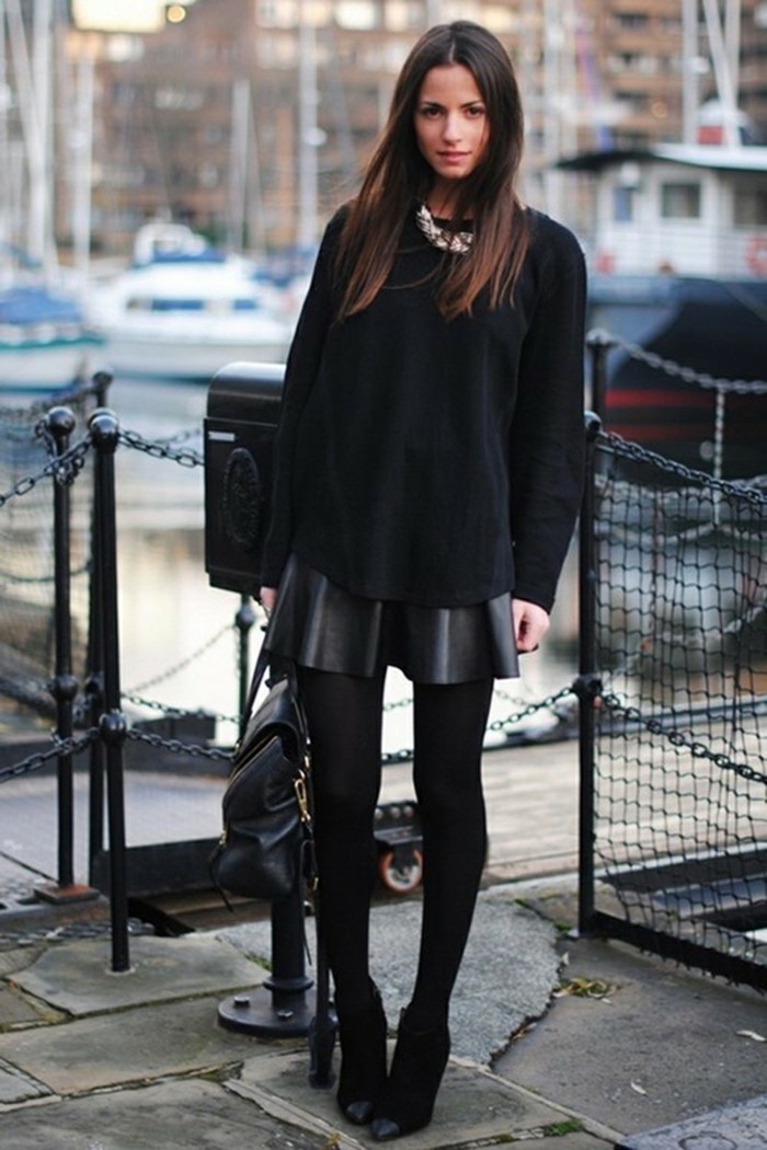 tenue-commerciale-femme-vision-noire-jupe-en-cuir-et-sac-a-dos-originale
