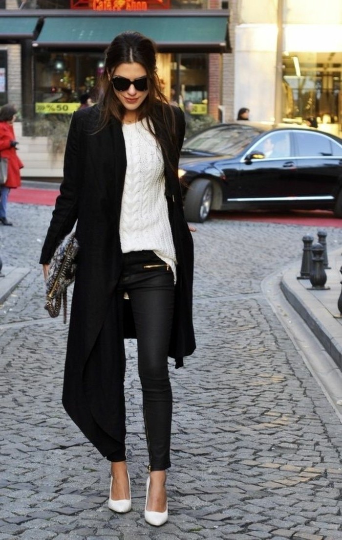 tenue-travail-style-féminin-avec-un-pantalon-en-cuir-noir-et-manteau-long