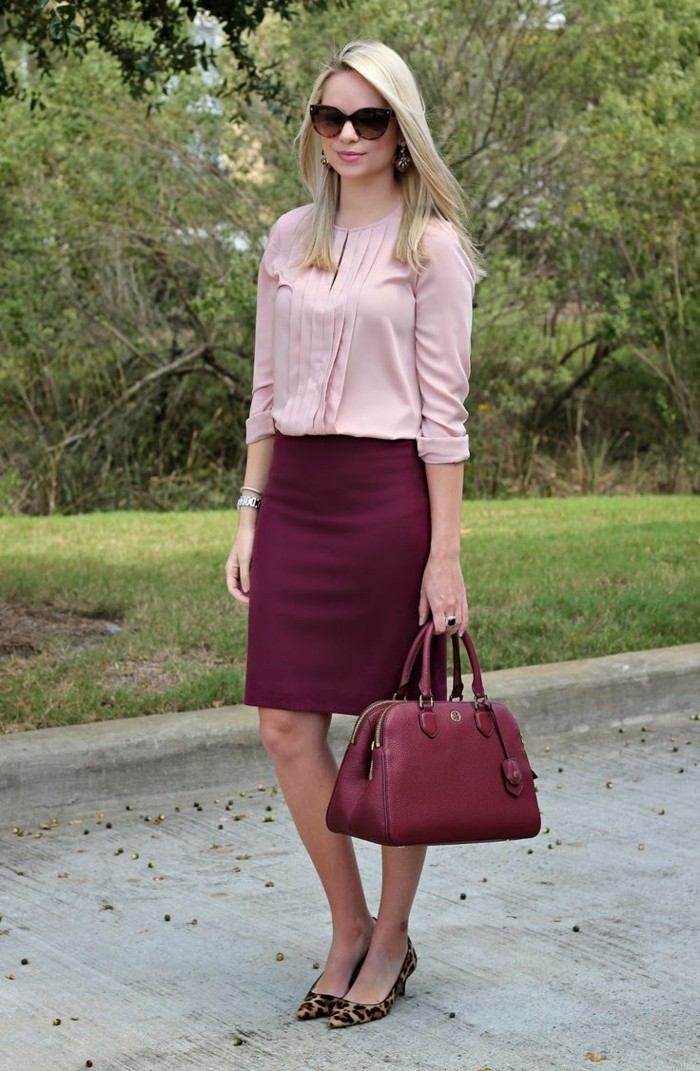 tenue-vestimentaire-au-travail-tenue-féminine-en-rose-chemise-et-jupe