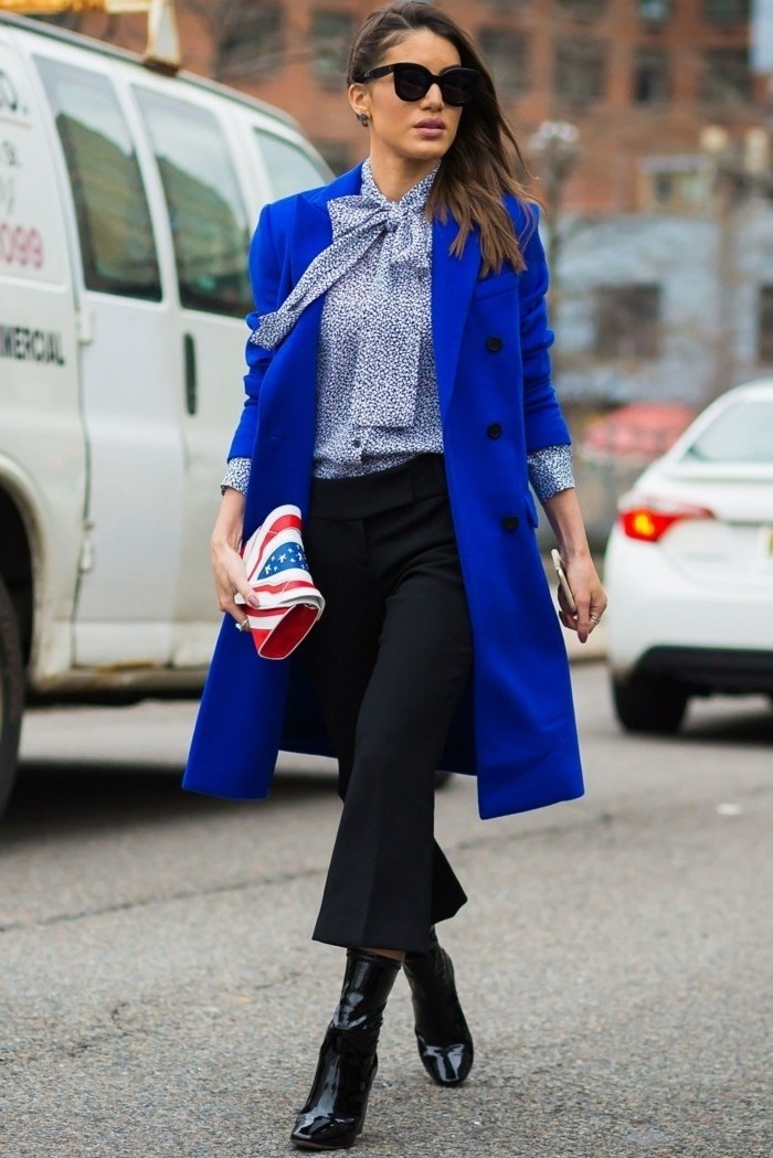 tenue-vestimentaire-au-travail-vision-chic-avec-une-veste-en-bleu-et-sac-à-main-coloré