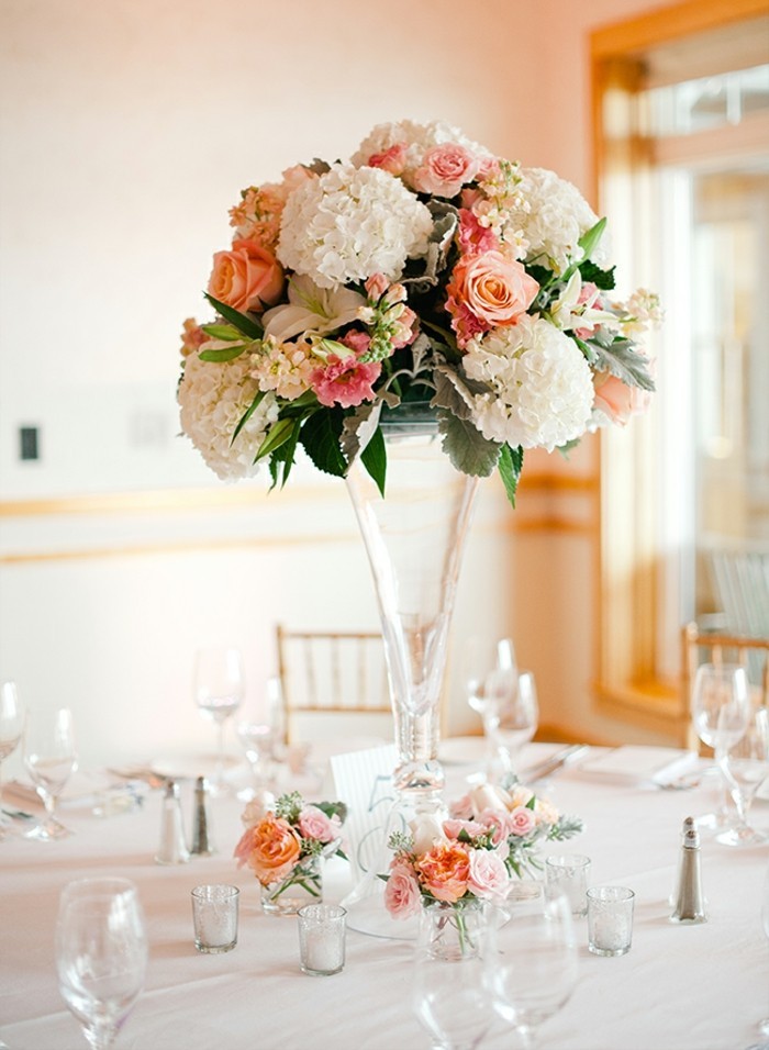 themes-mariage-idees-decoration-mariage-grande-vase-deco-mariage-blanc-et-rose