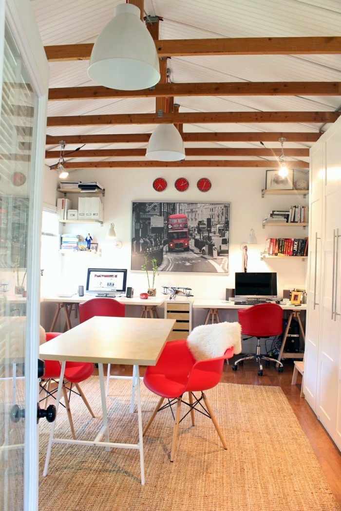 transformer-un-garage-en-chambre-decor-en-rouge-et-blanc-plafond-avec-poutres-de-bois