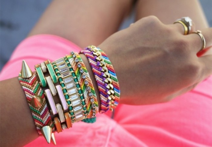 un-bracelet-diy-multicolore-et-personnalisé-cadeau-pour-une-amie-a-faire-soi-meme