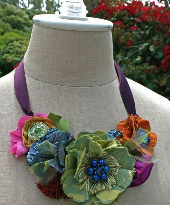 un-collier-de-fleurs-en-tissu-fait-maison-idee-comment-faire-des-fleurs-en-tissu-deco-accessoire