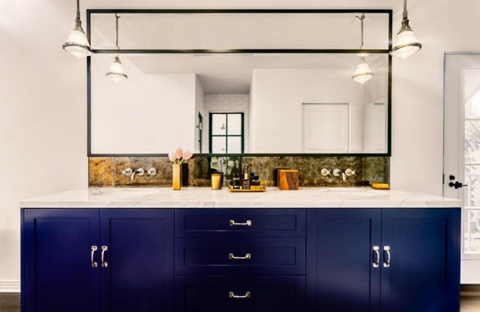 un-grande-meuble-sous-vasque-un-plan-de-travail-en-marbre-grand-miroir-suspension-design