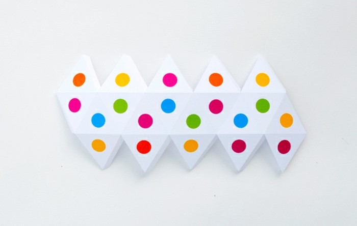 une-boite-a-plusieurs-angles-idee-de-boite-origami-a-faire-soi-meme-modele-boite-blanche-a-points-multicolores