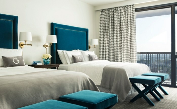 une-chambre-en-blanc-et-gris-avec-des-accents-bleu-petrole-et-bleu-canard-idee-deco-chambre-double-elegante
