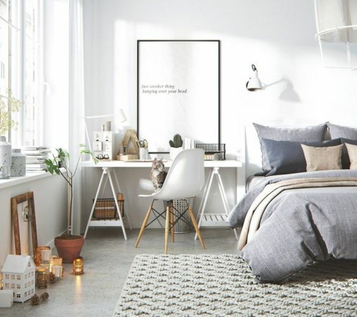 une-chambre-a-coucher-scandinave-lit-avec-des-couvertures-grises-tapis-gris-clair-bureau-blanc-et-chaise-scandinave-decoration-scandinave-avec-de-multiples-details-deco