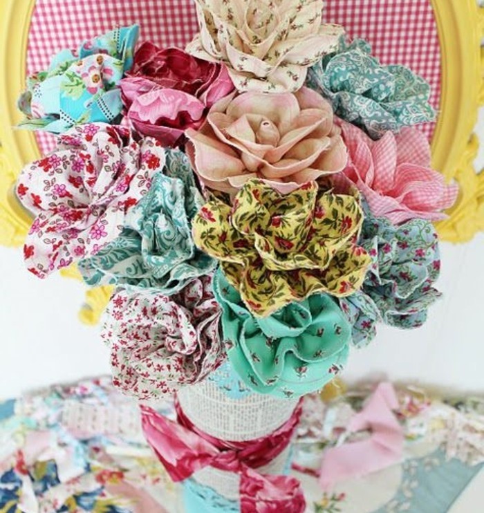 une-composition-decorative-florale-comment-faire-des-fleurs-en-tissu-vase-rempli-de-fleurs-en-tissu-multicolores