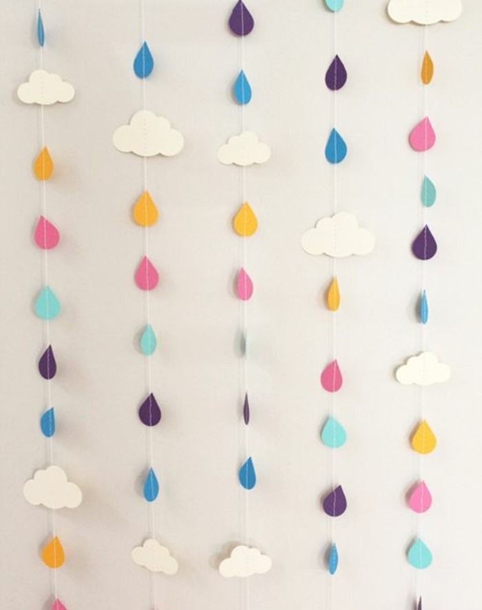 une-enfilade-de-petits-nuages-blancs-et-gouttes-de-pluie-multicolores-en-papier-idee-comment-faire-des-guirlandes-en-papier