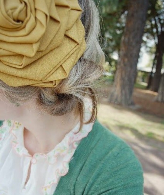 une-grosse-fleur-en-tissu-couleur-jaune-comment-faire-une-fleur-en-tissu-accessoire-cheveux-femme