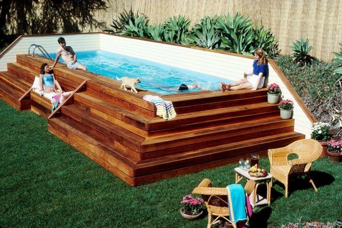une-petite-piscine-coque-tres-originale-plate-forme-en-bois-escalier
