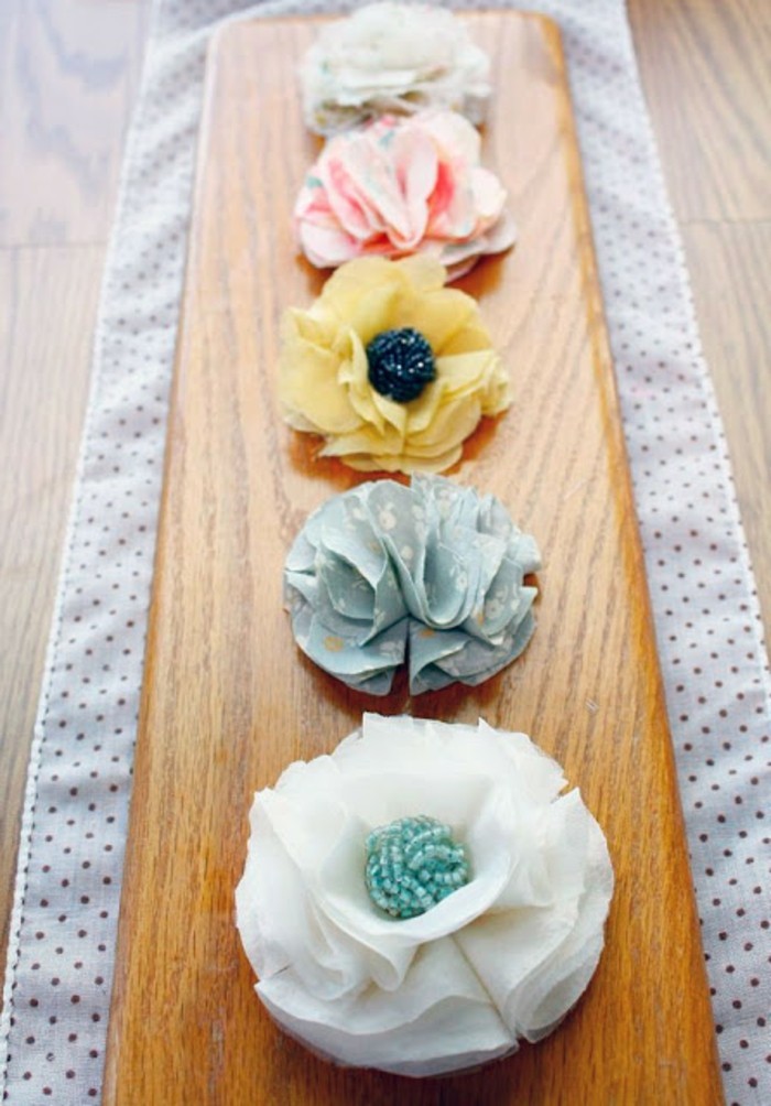 une-piece-decorative-centre-de-table-composé-de-fleurs-en-tissu-idee-comment-faire-une-fleur-en-tissu