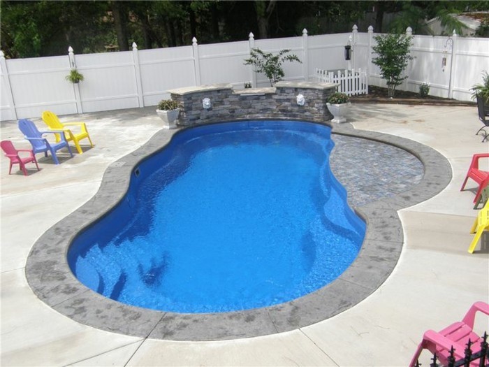 une-piscine-de-forme-originale-mini-piscine-coque-au-contour-en-beton