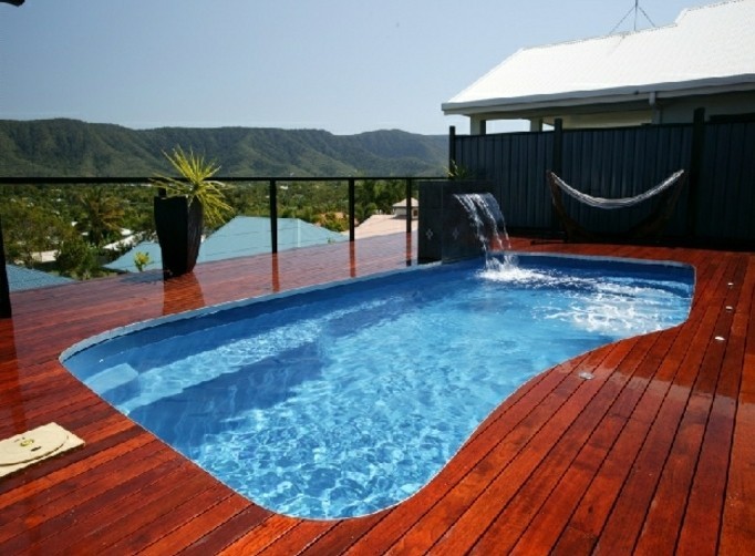 une-piscine-en-coque-hors-terre-terrasse-en-bois-design-epure
