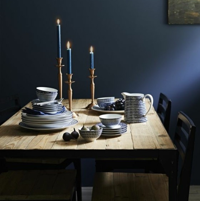 une-salle-à-manger-vintage-rustique-indigo-couleur-mur-table-et-chaises-rustiques-vaisselle-à-motifs-indigo-d-inspiration-orientale