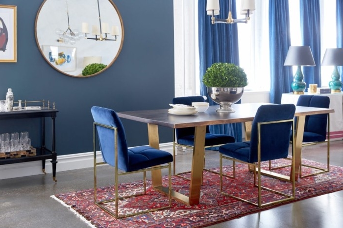 une-table-design-peinture-murale-couleur-indigo-des-chaises-et-rideaux-indigo-tapis-oriental-grand-miroir-rond