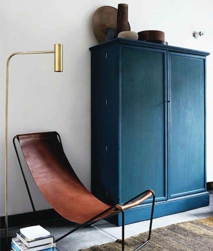 vieille-armoire-vintage-peinte-en-bleu-petrole-chaise-tapis-marron-lampe-idee-deco-chambre-bleu-petrole