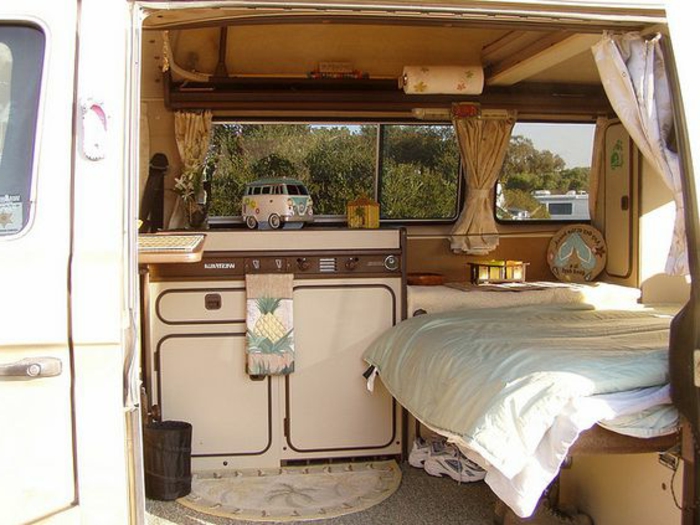vivre-dans-une-caravane-ambiance-cozy-en-blanc-et-beige