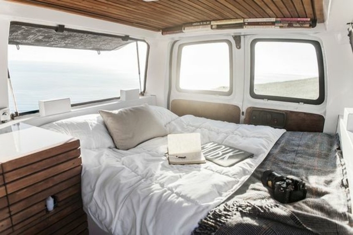 vivre-en-mobil-home-toute-l-année-caravane-bien-aménagé-en-blanc-et-bois-lit-confort-cozy