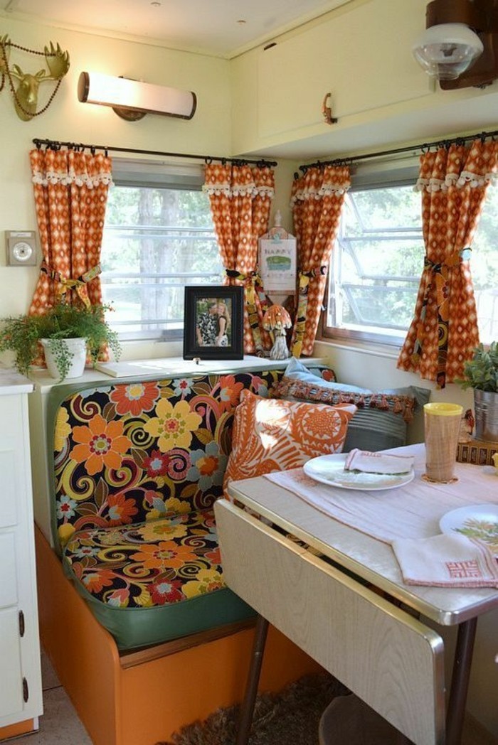 vivre-en-mobil-home-toute-l-année-déco-en-orange-et-motifs-floraux