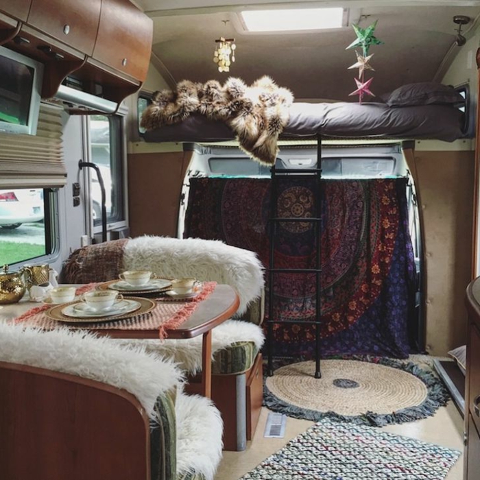 vivre-en-mobil-home-toute-l-année-inspiration-gypsie-boheme-lit-surposé-escalier-couvertures-en-fausse-fourrure
