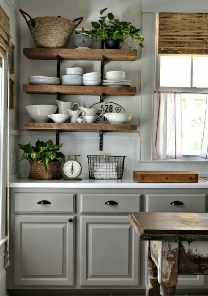 étagère-ouverte-en-bois-table-patinée-peindre-une-cuisine-en-gris