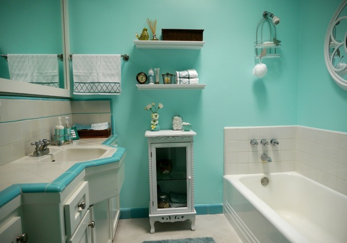accessoire-salle-de-bain-murs-turquoises-baignoire-lavabo-fleurs-objets-décoratifs