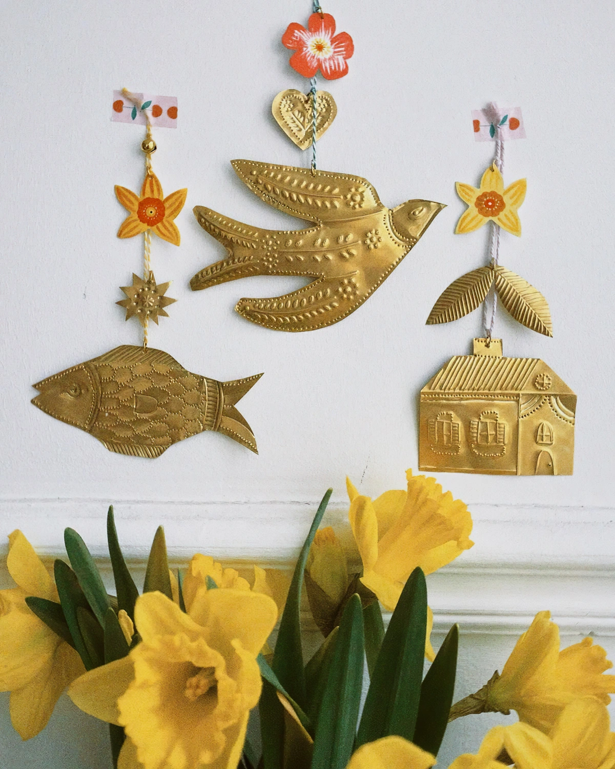 activite artistique creation en metal suspension oiseau poisson maison bouquet fleurs