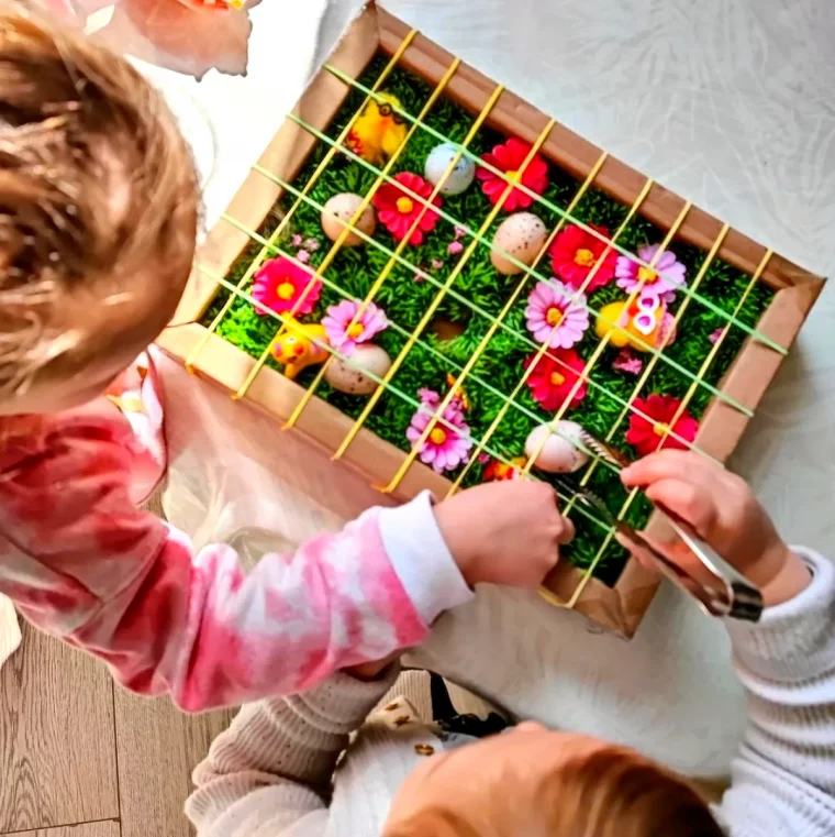 activite manuelles pour petite section maternelle boite en carton avec elastiques et fleurs