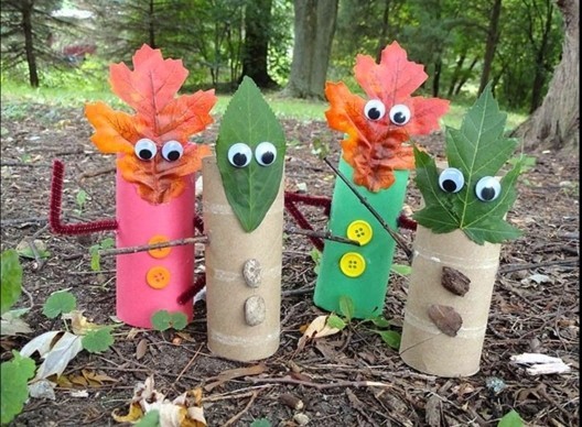 activité manuelle automne maternelle, des rouleaux papier toilette transformés en petits bonhommes, feuilles en guise de visages, boutons