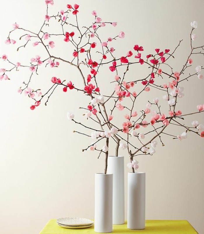 activité-créative-de-printemps-vases-blanches-remplies-de-branches-fleuries-idée-decoration-maison-esprit-printemps