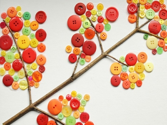 branche d'arbre décoré de boutons, imitation feuilles mortes, activité manuelle automne maternelle, bricolage enfant