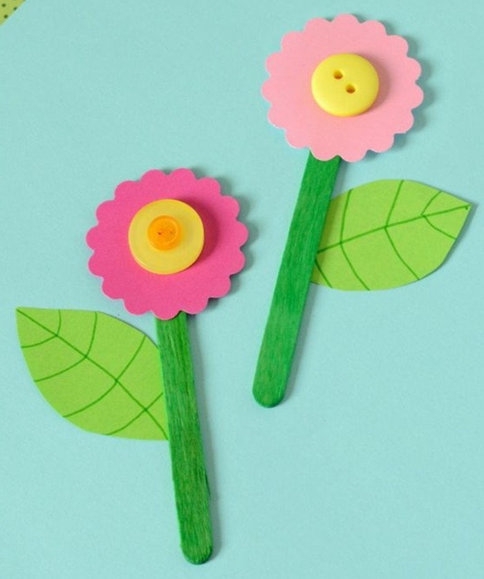 activité-manuelle-maternelle-des-fleurs-de-printemps-multicolores-pétales-roses-centre-bouton-e-batonnets-de-glace-tige-bricolage-enfant-facile