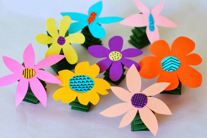 activité-manuelle-maternelle-des-fleurs-en-papier-couleurs-diverses-une-tige-ressort-idée-comment-decorer-sa-maison-pour-l-arrivée-du-printemps