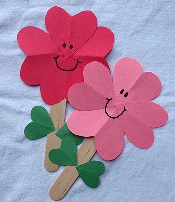 activité-manuelle-maternelle-et-primaire-pour-printemps-des-fleurs-en-papier-coloré-et-batonnet-de-glace-en-guise-de-tiges-feuilles-vertes